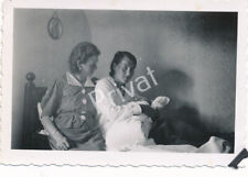 Foto WK II Soldaten Frau mit Baby Heimat Krieg Wochenbett K1.22