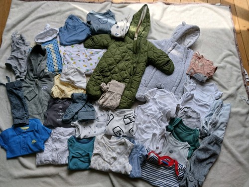 Riesiges baby jungen - riesiges,