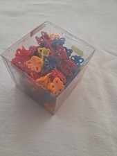Box mit Haarklammern in Schmetterlingsform in verschiedenen Farben