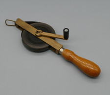 DDR 20 m Massi Stahlmaßband im Messingrahmen Holzgriff Stahlbandmaß Rollmaßband