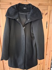 Schwarzer Kurzmantel