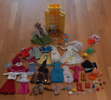großes Barbie u.a Konvolut mit Kühlschrank 
