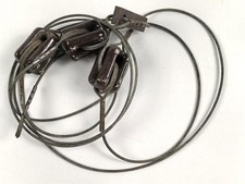 Stahlseil mit Isolatoren, vermutlich für einen Steckmast . Die Länge der Isolato