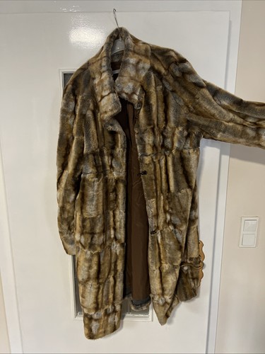 Pelzmantel aus kunststoff - aus,