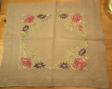 alte Handarbeit Deckchen Stickerei Blumen ca. 29 x 33 cm