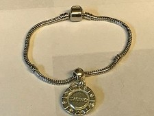 Poker Chip TG254 an einem silbernen rhodinierten Schlangenarmband 