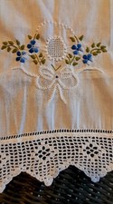 fast antike Bestickt+Häckel Tischdeckchen(Gardine)Gr: 39x72cm 