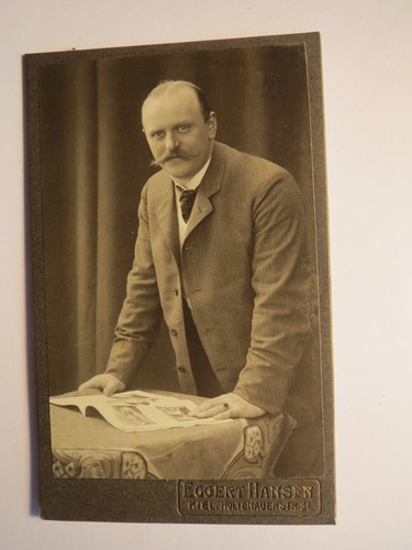 Kiel stehender mann mit bart - mit,
