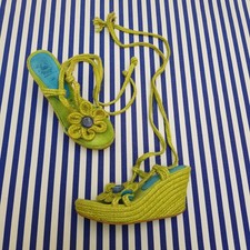 Bildhübsche Sandalen von Le