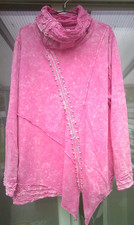 vorteilhaftes Longshirt in Pink von Tredy, Gr. 46, aufwändig verziert