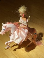 Barbie Pferd Rosa mit Sattel + Barbie Puppe Rosa Kleid Spielzeug Puppen WIE NEU