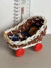 Kleiner Puppen-Korbwagen