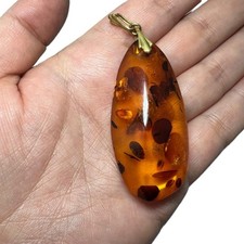 Antiker Bernstein Anhänger groß – honigfarbener Amber mit Einschlüssen Heilstein