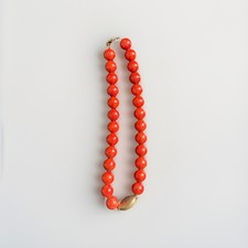 Kette aus Korallen Perlen. L