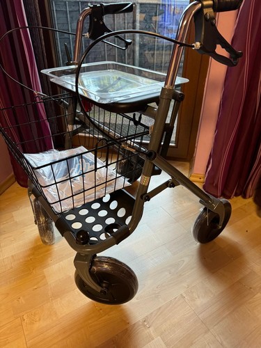 Rollator mit luftbereifung und - rollator,