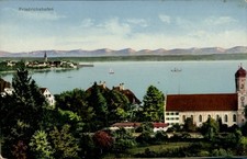 Ak Friedrichshafen am Bodensee,  Bodensee, Berge, Segelboote, Kirche - 4878593