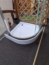 markante Eck- Dusche  mit einem flachen Einstieg,mit gewölbten Sicherheits Glas