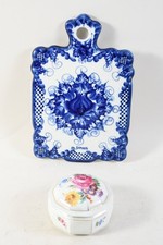 C25Z59- Porzellan Brettchen mit Blaumalerei u Deckeldose ua Russland