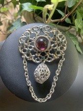 Feine Silberfarbige Gablonzer Brosche, Filigran mit Glas Schmucksteinen.  ! 201