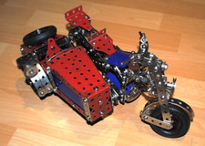 Motorrad mit Beiwagen gebaut aus Mekanik Metallbaukasten