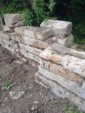 Natursteine, gut scharfkantig und handliche Formate mit verschiedenen Größen.