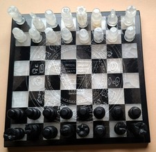 Marmor Schachspiel mit geprägtem Maya-Kalender