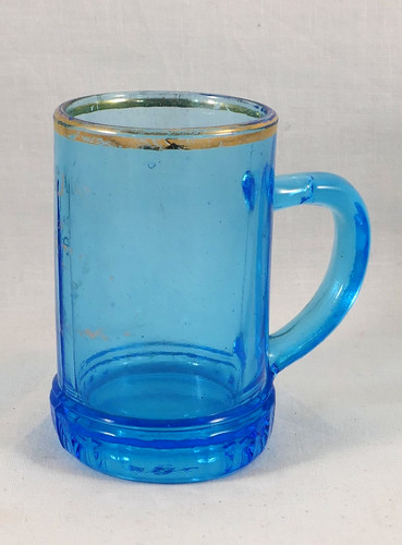 Altes blaues glaskrug mit - blaues,