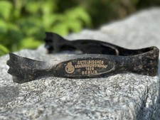 Kohlen Briketts Brikettzange