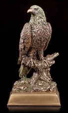 Adler Figur sitzend auf Ast -