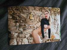 Erotik Akt, Frau nackt posiert mit Sessel barfuß Busen Hintern 6/16 (15X10) Foto