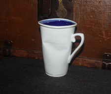 Knickbecher mit Henkel