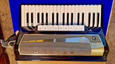 Hohner Lucia IVP 96-Bass Akkordeon mit Koffer und 2 Notenheften