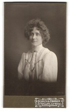 Fotografie Schalch & Ebinger, St. Gallen, Am Börsenplatz, Junge Dame mit zeitge 