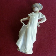 NAO by Lladro  Porzellanfigur Mädchen * So hübsch *