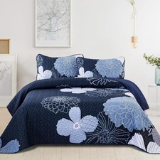 Schlichte Eleganz: Tagesdecke