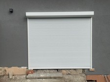 Einbaufertiger Drutex Aluminium 45° Vorsatzrolladen mit elektrischem Antrieb