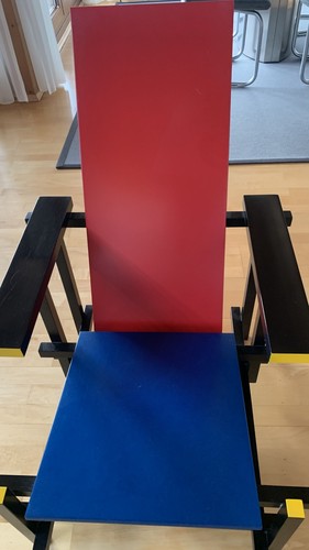 Red and blue armlehnstuhl - and,
