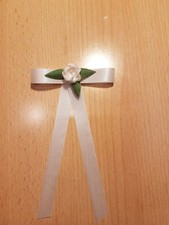 Anstecker Schleife mit Blume und Bänder,  Taufe, Kommunion, Hochzeit, weiß. Neu
