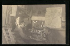 Soldaten an der Front in einer Telefonzentrale, Ansichtskarte 