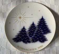 Weihnachtsteller 1986 KPM Berlin Porzellan drei Tannenbäume Kobaltblau und Gold