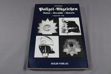 Polizei-Abzeichen. Helme