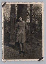 junge Frau lehnt an Baum -