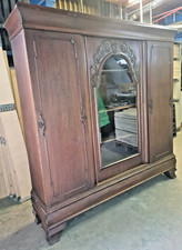 alter Bücherschrank mit