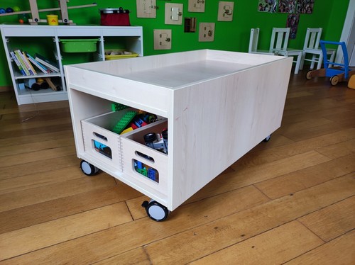 Kindertisch mit integrierten
