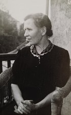 Selbstbewußte Frau sitzt auf