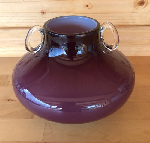 Glasvase amethystfarben mit - , 2