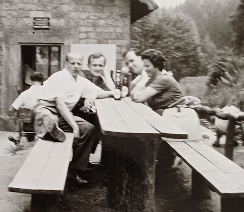 Frau sitzt 1962 mit drei