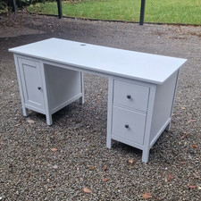 Grauer Holz-Schreibtisch mit 2