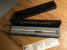 Stabfeuerzeug, Silber neu und unbenutzt, in einer Kunststoff Schachtel.