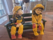 2 Figuren auf einer Bank -